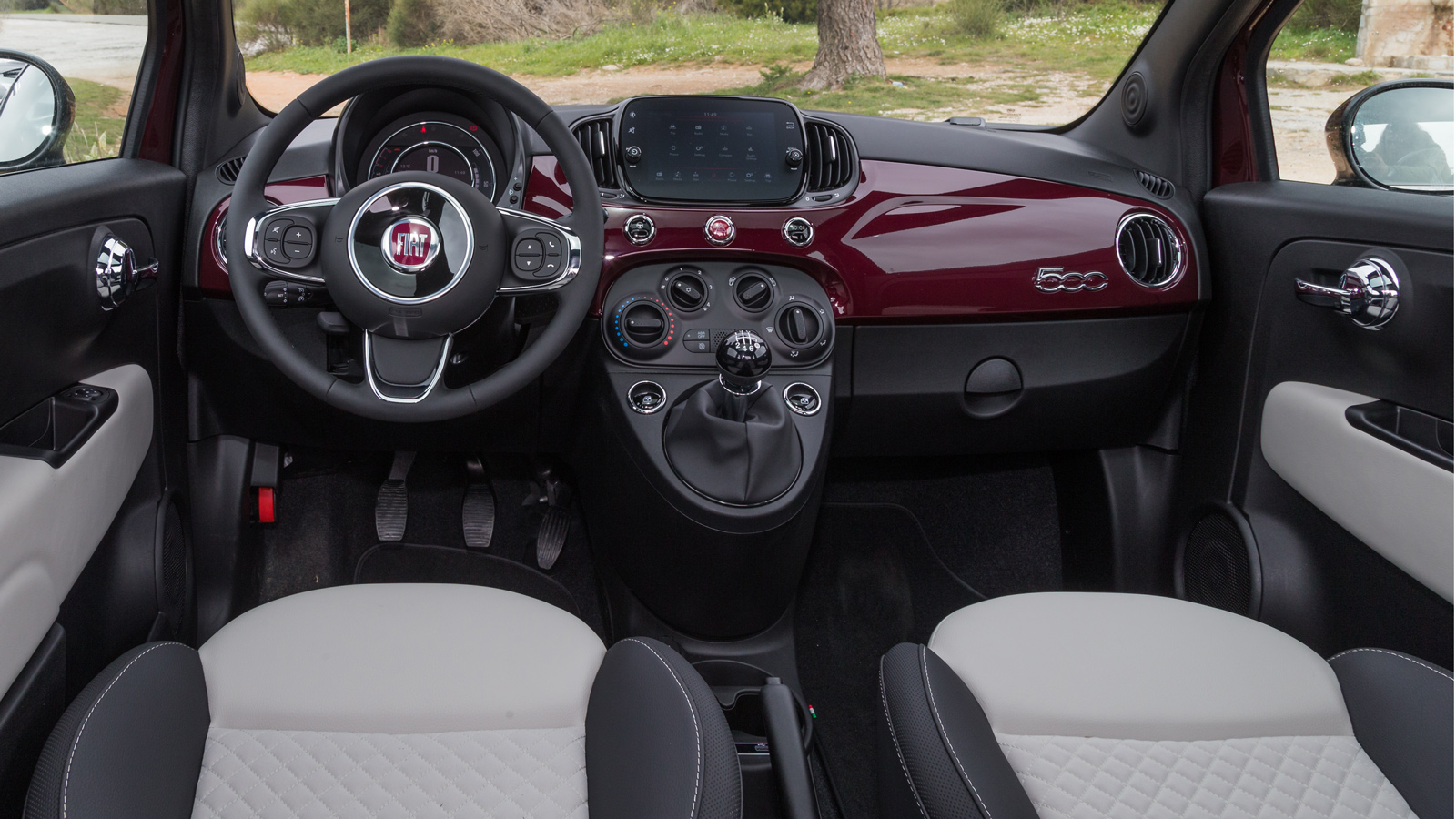 Η καμπίνα του αυτοκινήτου αναβλύζει μια ρετρό αισθητική και ομορφιά, ενώ ταυτόχρονα είναι εξοπλισμένη σύμφωνα με την τάση της σημερινής εποχής